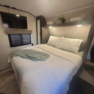 tf-mm-camper-master bedroom 2